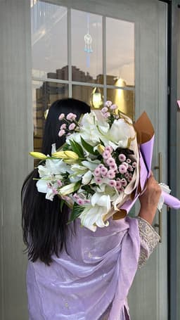 Lilies and daisey Bouquet thumbnail 1